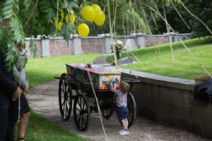 anna-groot-kerkhof-kind-bij-loopkoets-met-kist-5650